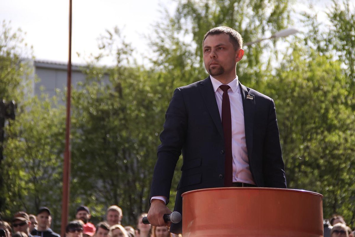 agents_media's tweet photo. Выступившего против фальсификаций на выборах экс-депутата Госдумы от КПРФ отправили под арест

Басманный суд в четверг арестовал первого секретаря комитета КПРФ в Коми, экс-депутата Госдумы Олега Михайлова. Его обвинили в оправдании терроризма. Михайлов активно критиковал результаты выборов в Госдуму, а коммунисты Коми активнее других протестовали против фальсификаций. Этот случай продолжает череду постэлекторальных арестов и задержаний, которые свидетельствуют об усилении давления на остатки оппозиции в России.

Детали. Михайлова задержали в среду в Москве. Экс-депутату вменили ч. 2 ст. 205.2 (публичное оправдание терроризма).

▪️Поводом для преследования могли стать высказывания Михайлова в защиту социолога Бориса Кагарлицкого и лидера «Левого фронта» Сергея Удальцова, осужденных по делам об «оправдании терроризма», говорилось в посте отделения КПРФ в Коми. Кагарлицкий в 2024 году получил пять лет колонии за видео о взрыве на Крымском мосту. Удальцова в 2025 году осудили на шесть лет колонии за посты в поддержку участников марксиского кружка, которых обвинили в создании террористического сообщества.

▪️Басманный суд Москвы арестовал Михайлова на 2 месяца. Решение будет обжаловано.

Кто такой. Михайлов — эколог и кандидат биологических наук, участник протестов против мусорного полигона на Шиесе в Архангельской области. На выборах в Госдуму в 2021 году был поддержан «Умным голосованием» Алексея Навального, был избран депутатом. В 2020 и 2025 годах он пытался участвовать в выборах главы Коми, но не был допущен на них.

Значение. Преследование Михайлова — первое задержание высокопоставленного функционера КРПФ, занимающего или занимавшего пост депутата Госдумы. Последним таким случаем было задержание Валерия Рашкина по делу о незаконной охоте в октябре 2021 года (в апреле 2022-го получил три года условно). До Михайлова депутатов Госдумы от КПРФ не преследовали за оправдание терроризма.

Реакция на итоги выборов в Коми. Коми стала одним из регионов, где коммунисты активно оспаривали результаты выборов в Госдуму.

🔸22 сентября Михайлов написал, что «итоги выборов в Коми не соответствуют реальным предпочтениям граждан и, на мой взгляд, их результаты были искажены в пользу "Единой России"».

🔸23 сентября Михайлов призвал выйти на митинг за честные выборы (прошел 25 сентября).

🔸2 октября возглавляемое Михайловым отделение КПРФ в Коми отказалось признать результаты выборов.

🔸5 октября полиция составила протокол о нарушении правил проведения митингов на организатора акции 25 сентября Вячеслава Кочева.

🔸19 октября в Сыктывкаре прошли пикеты против ограничений на проведение митингов.

Картина целиком. КПРФ столкнулась с усилением давления со стороны власти после выборов в Госдуму не только в Коми.

🔸4 октября в Москве были задержаны не менее 65 участников акции КПРФ к годовщине расстрела Белого дома. В последний раз настолько массовые задержания, связанные с акциями коммунистов, после прошлых выборов в Госдуму в сентябре 2021 года. Один из задержанных получил 14 суток административного ареста.

🔸9 октября в Мурманской области был арестован экс-глава фракции КПРФ в Мурманской областной думе Геннадий Степахно.

Репрессии против других критиков итогов выборов. Среди преследуемых после выборов оказались не только коммунисты, но и другие критики официальных результатов голосования.

🔸25 сентября арестовали политолога Александра Кынева по обвинению в покушении на сбыт наркотиков в крупном размере. При задержании Кынев получил два перелома берцовой кости. Как он рассказал на обжаловании ареста в четверг, его задержали в квартире сотрудники полиции, которые не представились. «Меня повалили на пол, остальное я очень плохо помню», – рассказал Кынев. Перед задержанием политолог оценивал результат «Единой России» на выборах в Госдуму без фальсификаций — не выше 35%, а явку — примерно в 40%.

🔸2 октября задержали левого активиста Дмитрия Морозова, добивавшегося проведения митинга против нарушений на выборах. Позднее Морозова отправили под арест по делу о наркотиках.