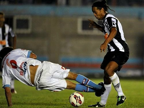 Encu5Futbol's tweet photo. Si fueras futbolista y pudieras romper a un jugador de una patada: ¿A quién elegirías? https://t.co/sEHEaIXLZS