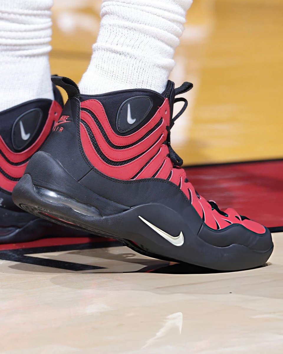 nicekicks's tweet photo. Tim Hardaway Jr. paid tribute to his dad in his Miami Heat debut, rocking his iconic Nike Air Bakin and wearing his retired No. 10 jersey 🥓 https://t.co/G8pVihqzRV