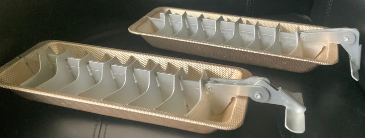 StcFangirl's tweet photo. @GrowingUpRetro This is the kind we had. It came w/ a rectangular ice bucket w/ a notch on the side for this lever. You turned the tray upside down on the bucket &amp; move the lever up &amp; down &amp; the ice would drop into the bucket. https://t.co/74wDjJr7p3