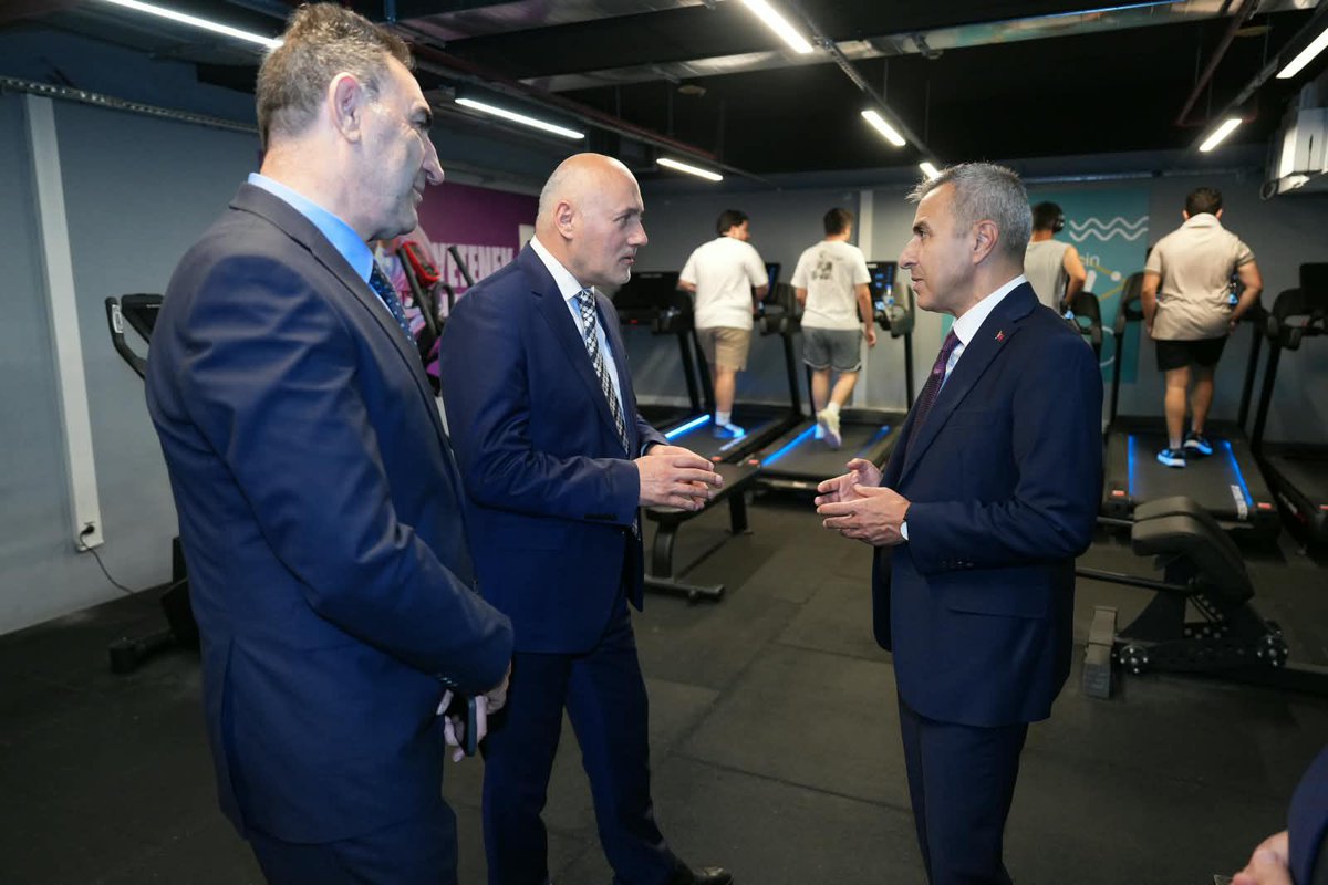 ataatasoy19's tweet photo. Spor salonu,konferans salonu, kütüphane gibi sosyal ve kültürel imkânlara sahip yurdumuzda kıymetli genç arkadaşlarımla akşam sohbet ederek mesaimizi tamamladık.Ülkemizin yarınlarını emanet edeceğimiz gençlerimizin azmi ve gayreti en büyük umudumuz.Rabbim yollarını ve bahtlarını açık eylesin.
@TC_istanbul
@gul_davut