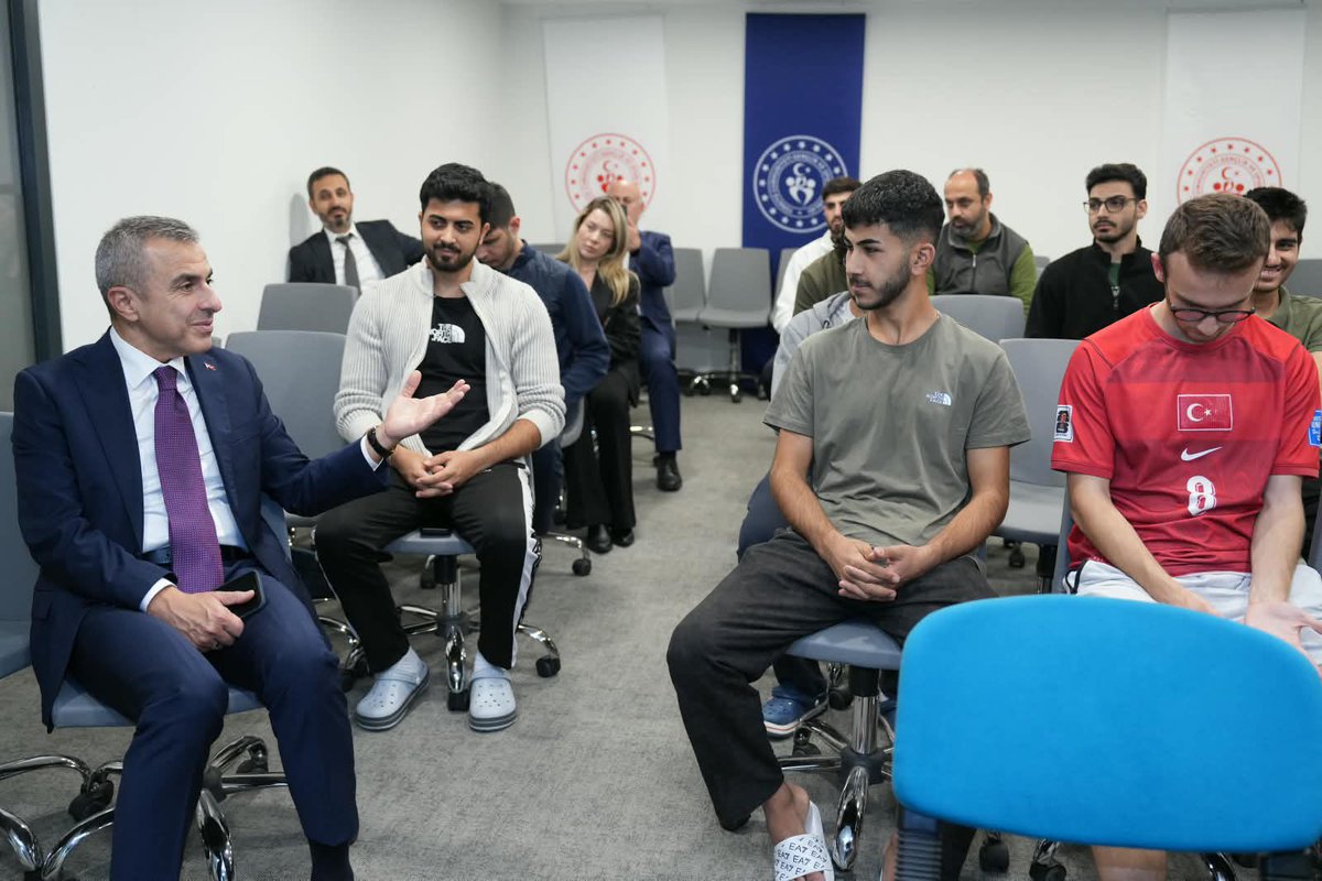 ataatasoy19's tweet photo. Spor salonu,konferans salonu, kütüphane gibi sosyal ve kültürel imkânlara sahip yurdumuzda kıymetli genç arkadaşlarımla akşam sohbet ederek mesaimizi tamamladık.Ülkemizin yarınlarını emanet edeceğimiz gençlerimizin azmi ve gayreti en büyük umudumuz.Rabbim yollarını ve bahtlarını açık eylesin.
@TC_istanbul
@gul_davut