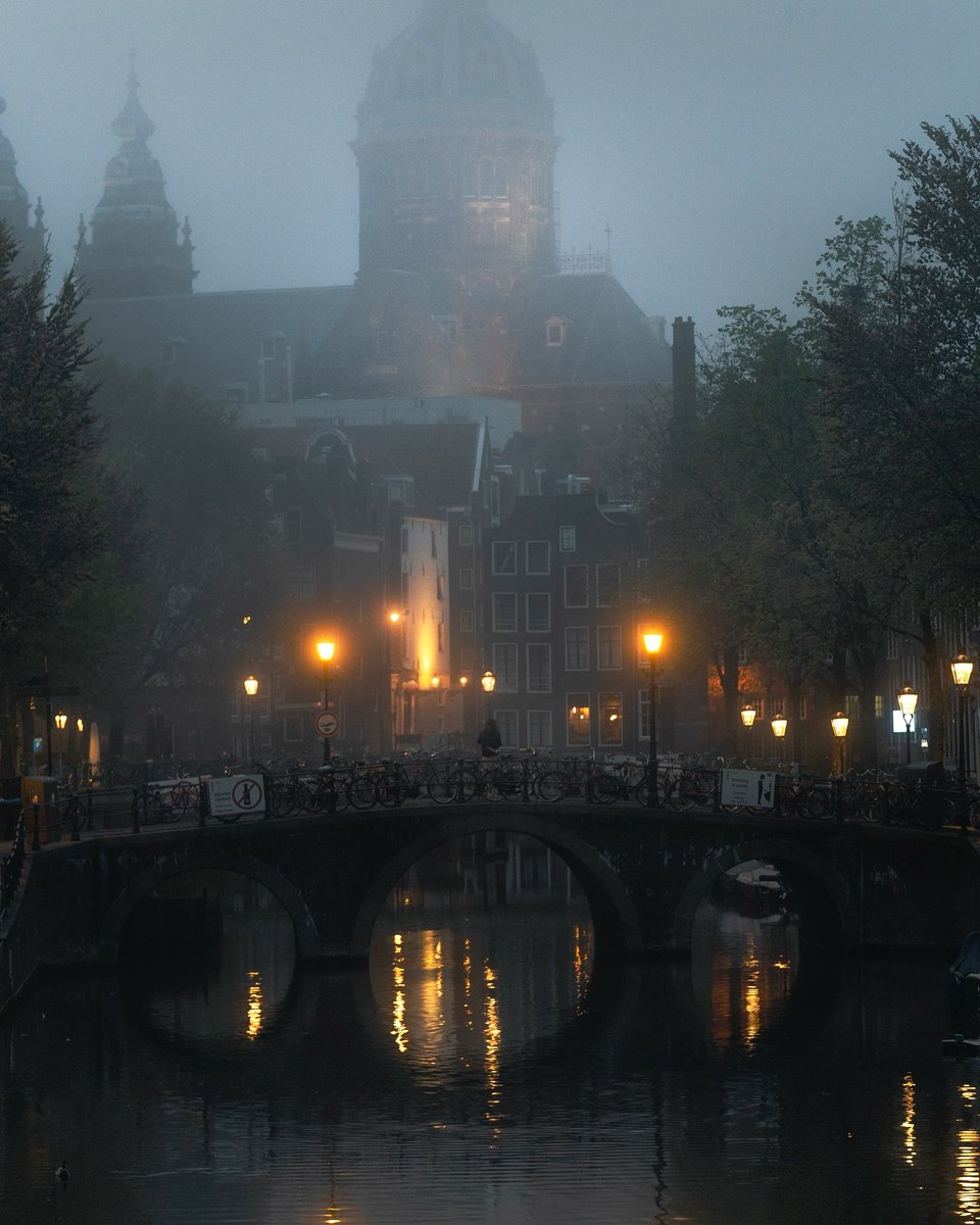 kooyaanisqatsi's tweet photo. Winter -cold- mist creates a magical atmosphere along Amsterdam's canals 😶‍🌫️🫥 https://t.co/AFjulEMqJS