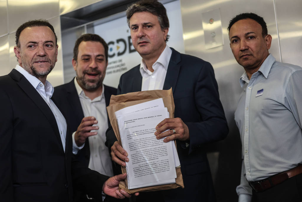 CitizenRomano's tweet photo. Os caras aceitaram o "desafio" da quebra de sigilo e foram protocolar no TSE. A cara do Camilo Santana sabendo que vai dar merda: https://t.co/roqQMozsXk