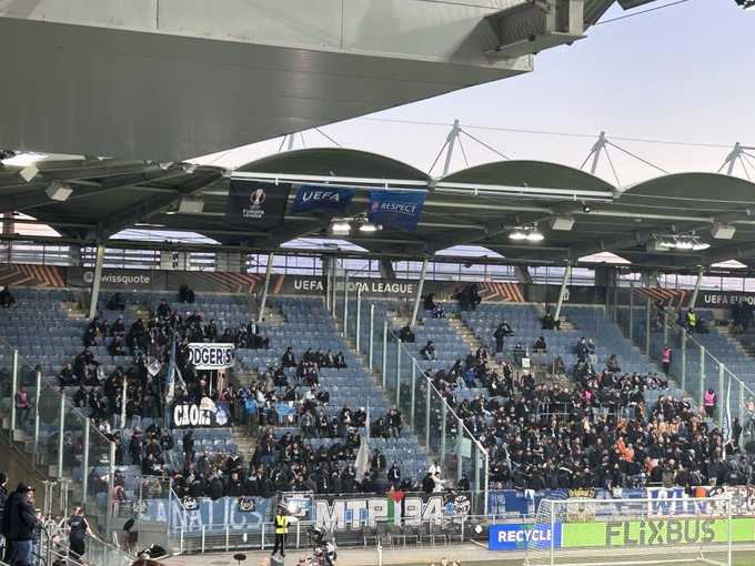 _FootPlus's tweet photo. 🚨 LE PARCAGE MARSEILLAIS À GRAZ POUR LE MATCH DE LIGUE EUROPA ! 🔥

Les supporters de l'OM ont fait le déplacement en Autriche pour soutenir leur équipe face au Sturm Graz.

Drapeaux et banderoles : les Phocéens ont tenu à marquer leur présence.

#STUOM #OM #LigueEuropa https://t.co/rQ8R9Wgvae