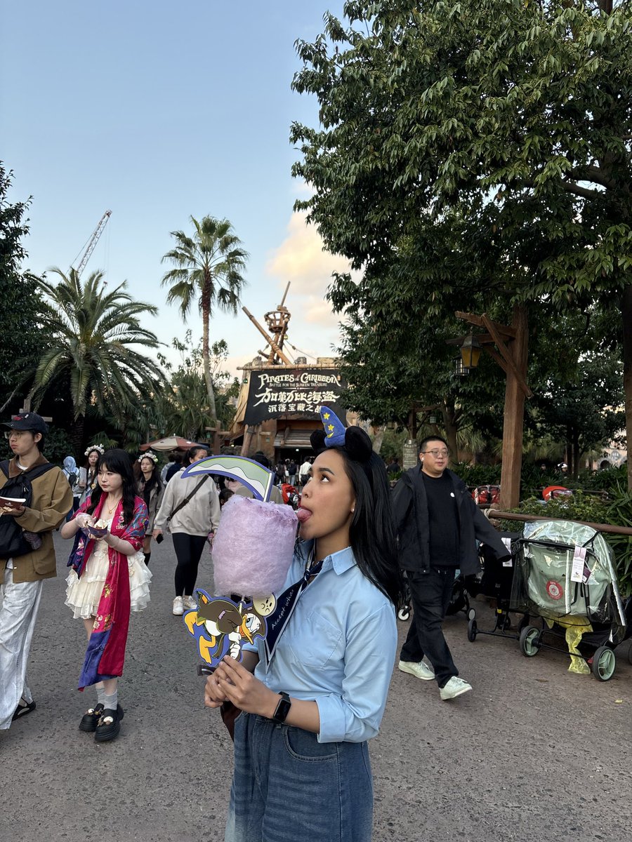 cappaulson's tweet photo. to many photos about disney shanghai🥺❤️ https://t.co/JlN3NzxajC