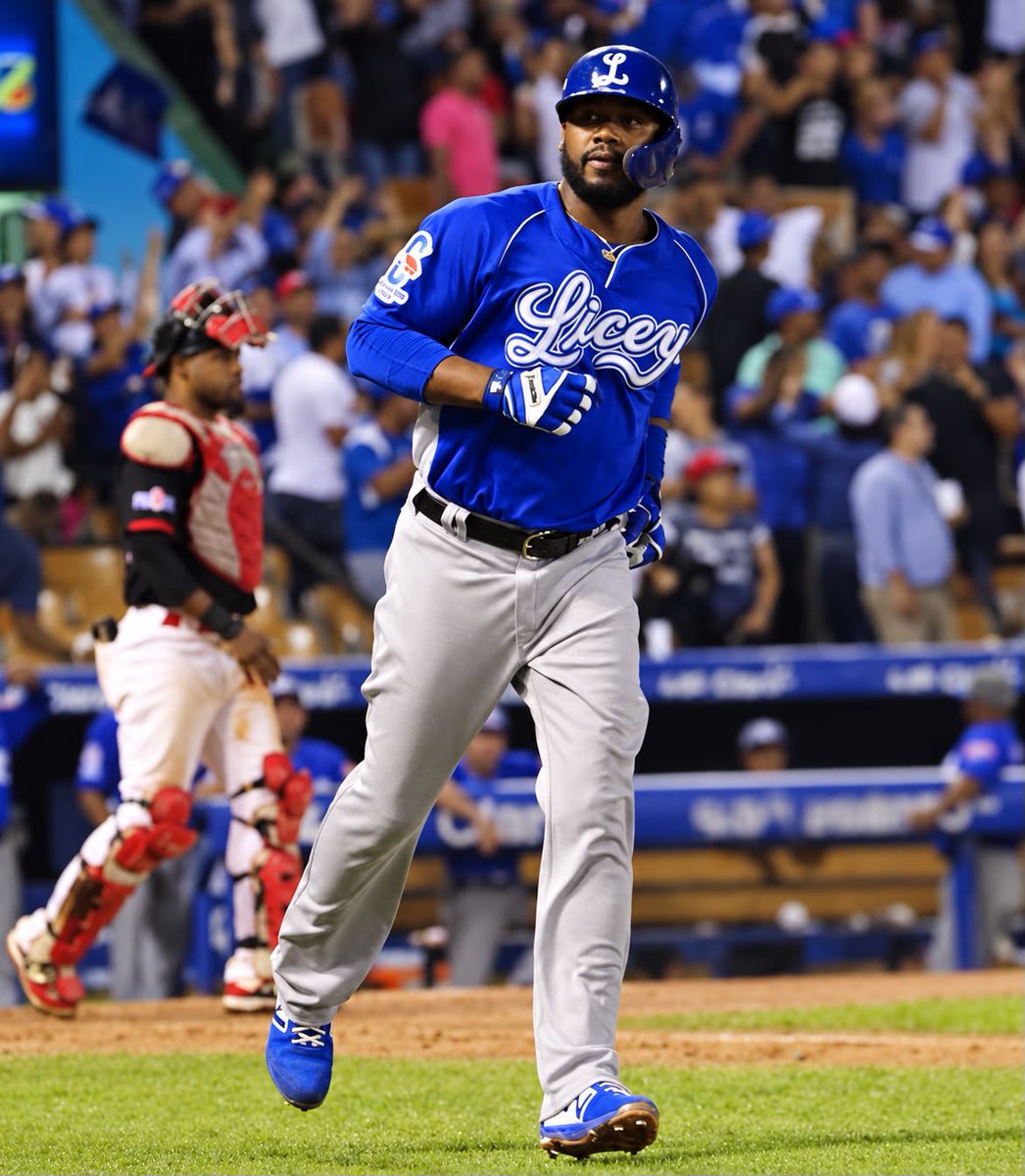 BandaAzulTL's tweet photo. 💙🐯 DE 13 A 13

Kevin Alcántara, nuevo dueño del número 13 de los Tigres del Licey, lleva en su espalda el dorsal que vistió uno de los jugadores más queridos por la fanaticada azul: Hanley Ramírez.

Ahora, el Jaguar comienza a escribir su propia historia con el 13 en la espalda. 🔥

¿Qué les parece el nuevo dueño del número 13? ¿Está en buenas manos? 👀💙

#TigresDelLicey #BandaAzul #HanleyRamírez #KevinAlcántara #ElGlorioso