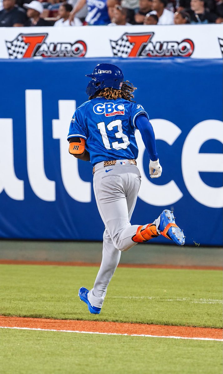 BandaAzulTL's tweet photo. 💙🐯 DE 13 A 13

Kevin Alcántara, nuevo dueño del número 13 de los Tigres del Licey, lleva en su espalda el dorsal que vistió uno de los jugadores más queridos por la fanaticada azul: Hanley Ramírez.

Ahora, el Jaguar comienza a escribir su propia historia con el 13 en la espalda. 🔥

¿Qué les parece el nuevo dueño del número 13? ¿Está en buenas manos? 👀💙

#TigresDelLicey #BandaAzul #HanleyRamírez #KevinAlcántara #ElGlorioso