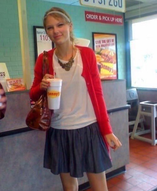 AstoundingSwift's tweet photo. i’ve decided to be delusional and believe taylor is surprise dropping debut tv at midnight https://t.co/2BtqeYzNM7