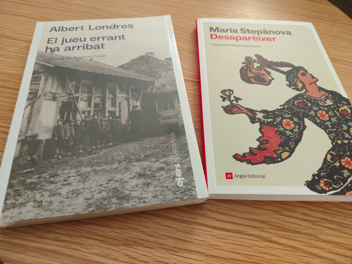 VicentFlor's tweet photo. Passeu per la @placadelllibre de  València, al Jardí Bot��nic, ja que la sectària de María José Català no ha deixat fer-la a la plaça del Patriarca. Hi ha un munt de llibres en valencià! Jo n'he comprat dos! N'hi ha molts més, com per exemple, els de les tres darreres fotos... 🤪 https://t.co/NOaPBqvqop