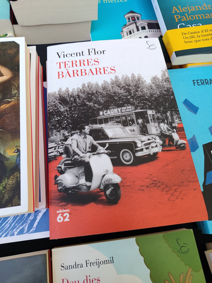VicentFlor's tweet photo. Passeu per la @placadelllibre de  València, al Jardí Bot��nic, ja que la sectària de María José Català no ha deixat fer-la a la plaça del Patriarca. Hi ha un munt de llibres en valencià! Jo n'he comprat dos! N'hi ha molts més, com per exemple, els de les tres darreres fotos... 🤪 https://t.co/NOaPBqvqop