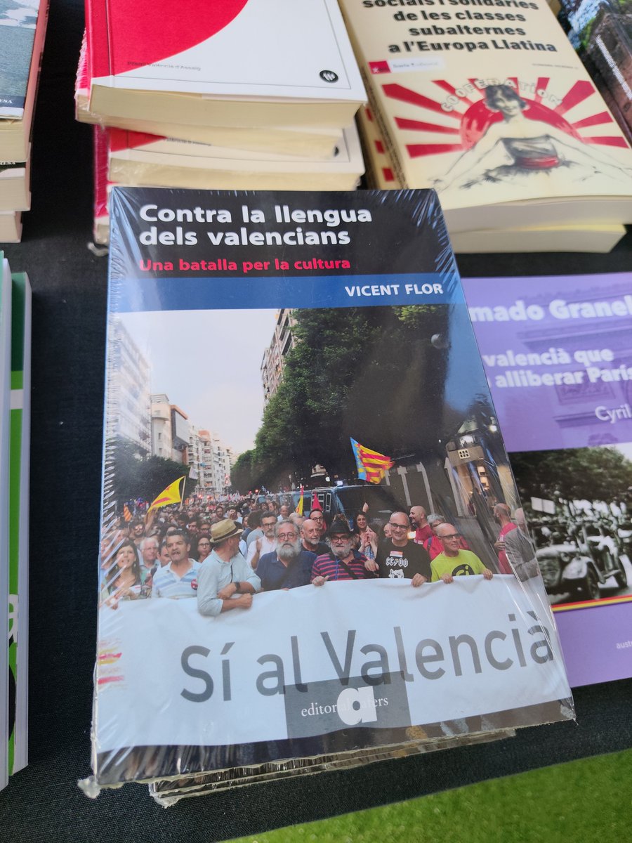 VicentFlor's tweet photo. Passeu per la @placadelllibre de  València, al Jardí Bot��nic, ja que la sectària de María José Català no ha deixat fer-la a la plaça del Patriarca. Hi ha un munt de llibres en valencià! Jo n'he comprat dos! N'hi ha molts més, com per exemple, els de les tres darreres fotos... 🤪 https://t.co/NOaPBqvqop