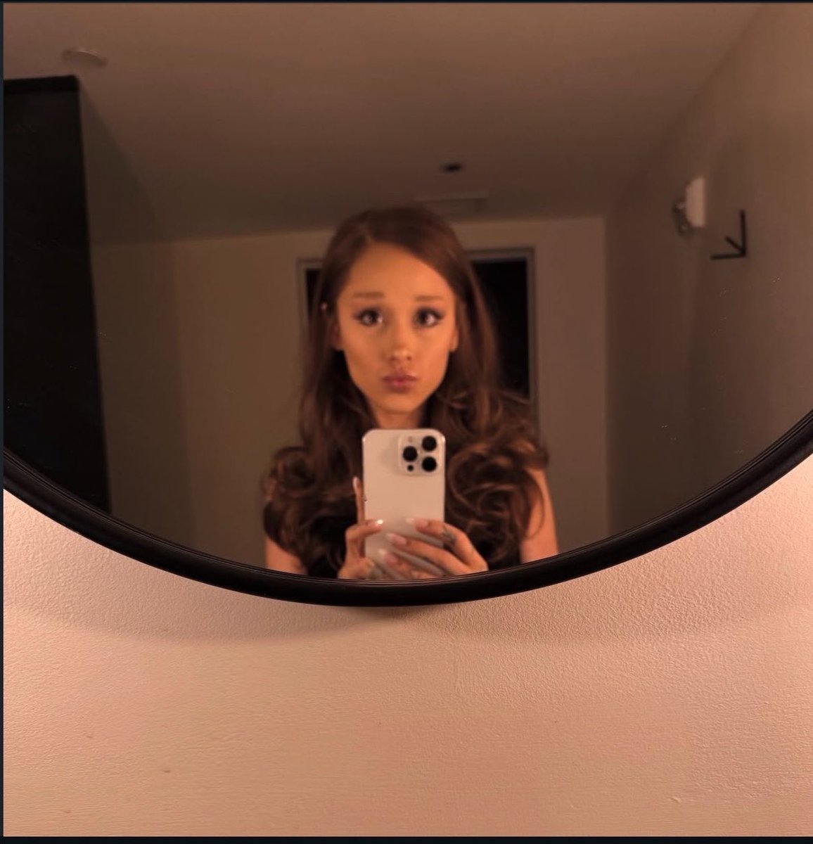nickksunshine's tweet photo. c’è una sola certezza nella vita: ariana che ogni anno a fine ottobre cambia capelli https://t.co/wNOQIbQLnW