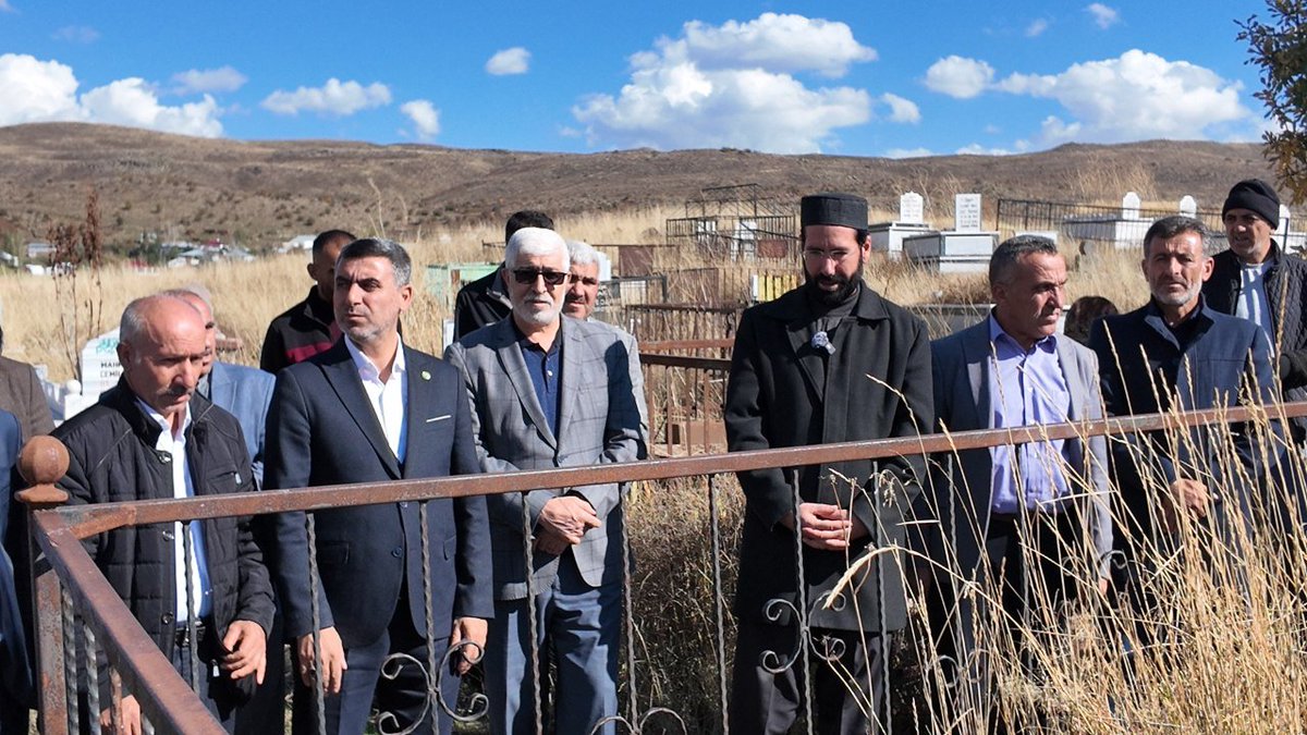 RecepButaku12's tweet photo. Karlıova şehitlerimizin yıldönümü münasebetiyle şehitlerimizi kabirleri başında ziyaret ettik. Şehadetleri mübarek olsun. https://t.co/wmDuKdBvOy