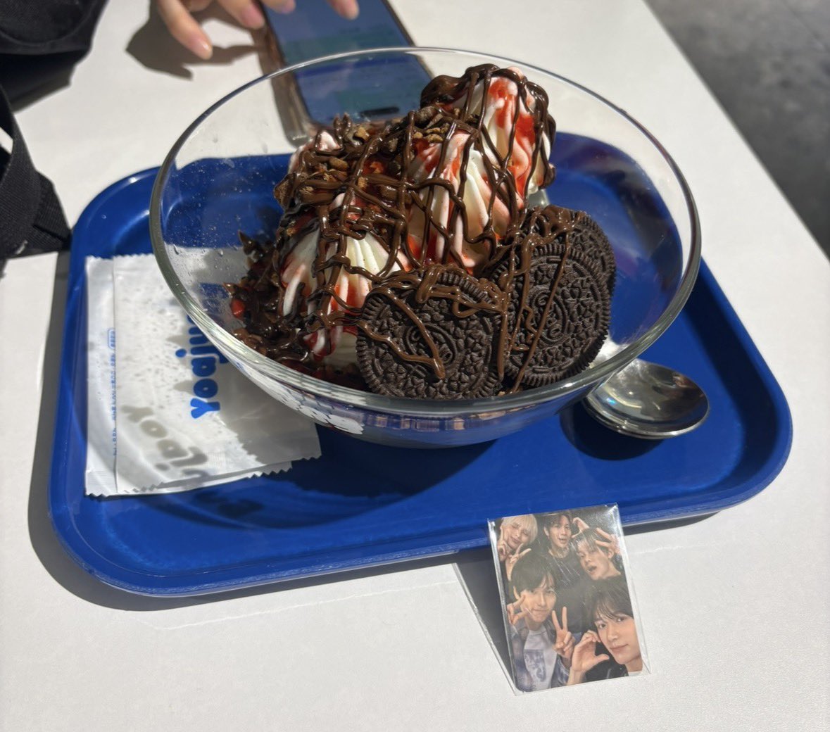 4ryurg's tweet photo. そいえば渡韓ついでにヨアジョン食べたよんスビンさんpickがなくてテヒョンの選んだけど甘党の私でもびっくりするくらい甘かった。帰りにチキンを買いました（食べ過ぎ） https://t.co/ZuMUoRtZuZ