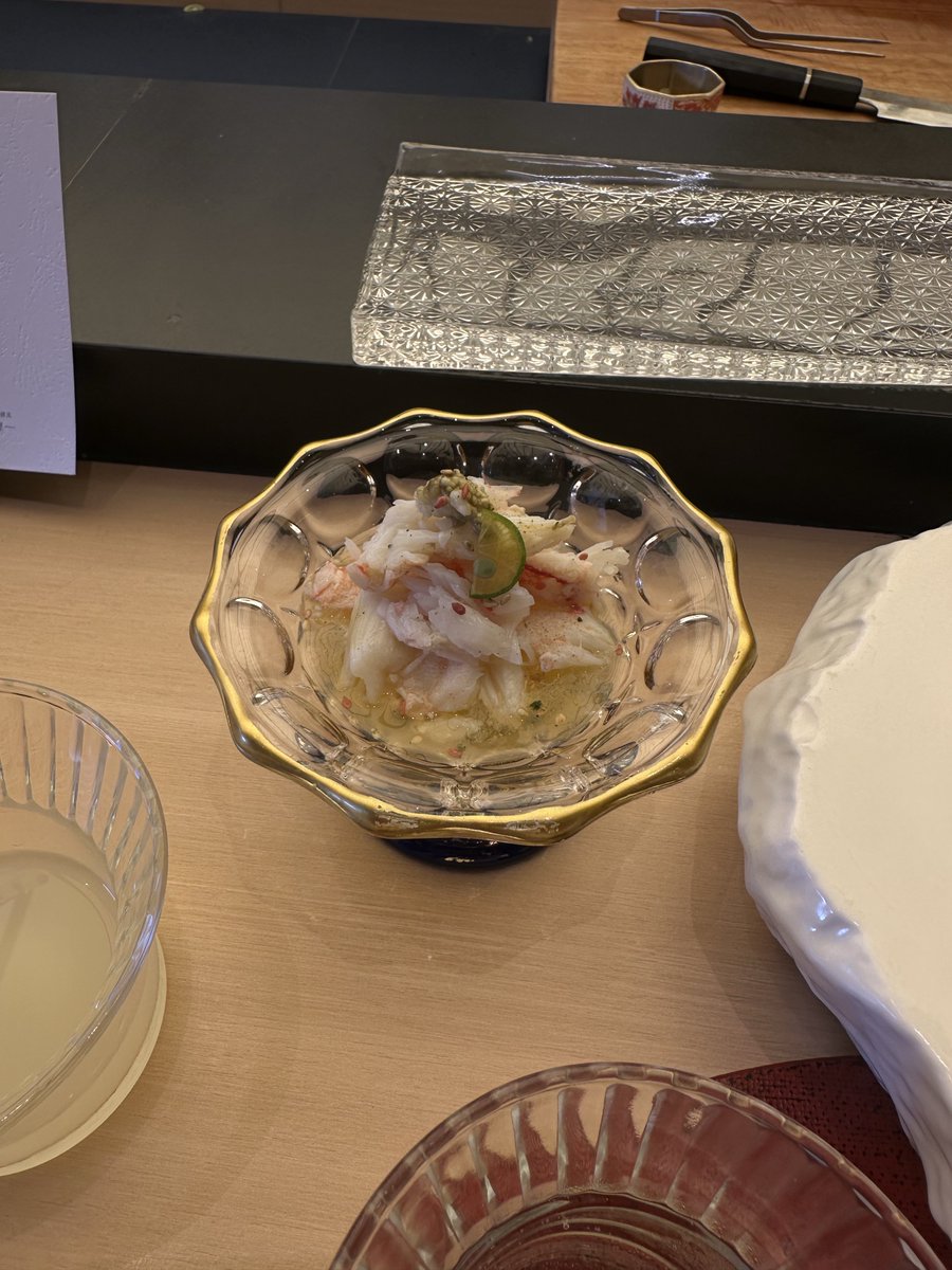 BWu11241542's tweet photo. 没觉得日料好吃，而且很容易出卫生事故。

但是听闻喜欢吃寿司🍣的女生，大概率会比较大尺度？

所以很愉快的带她们去吃。 https://t.co/Ew2poflq4a