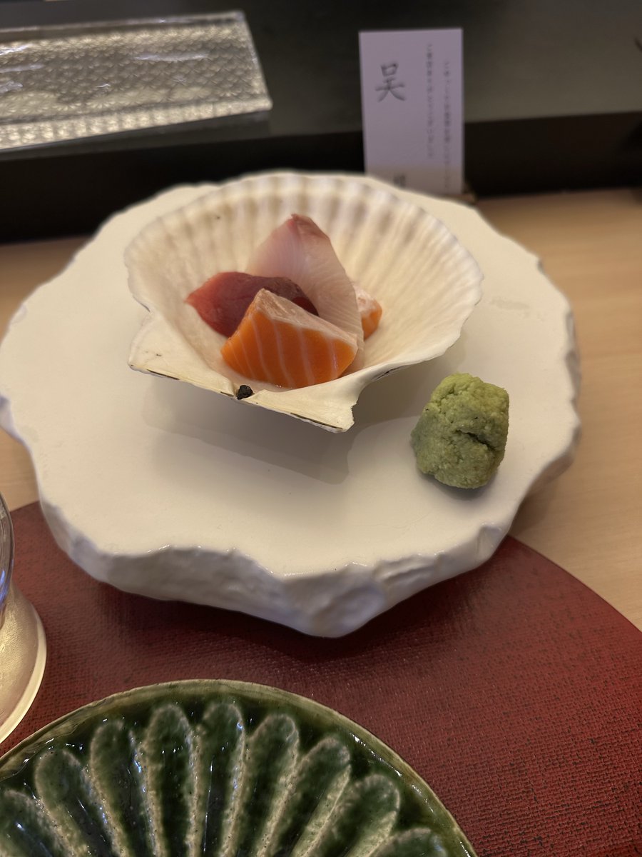 BWu11241542's tweet photo. 没觉得日料好吃，而且很容易出卫生事故。

但是听闻喜欢吃寿司🍣的女生，大概率会比较大尺度？

所以很愉快的带她们去吃。 https://t.co/Ew2poflq4a