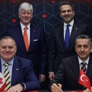 TurkMedyaAjansi's tweet photo. DÜN ;
2020 Yılında Türkiye'nin Azerbaycan Dağlık Karabağ Savaşı Sırasında SİHA'larımız, Ermemistan Mevzilerini Vurmasından Sonra Kanada Türkiye'ye Ambargo Uyguladı.

BUGÜN ;
Kanada ve Türkiye , Savunma Sanayii Alanındaki İşbirliğini Güçlendirmek Amacıyla Mutabakat Zaptını İmzaladı.

▪︎ NEREDEN NEREYE..