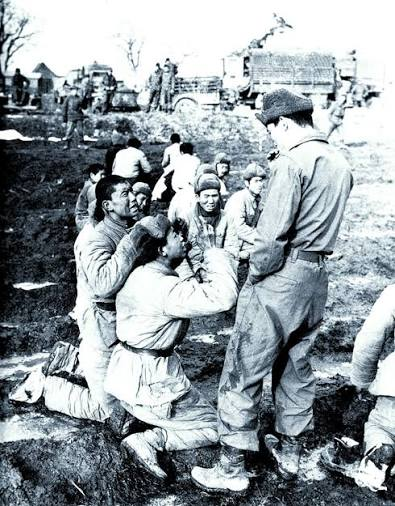 AltayR73403's tweet photo. @hqjmeybukps2ls @DegenNSM Biz gerçeklerle konuşuruz sizin gibi ai fotoğraf kullanmayız
(1951-Kendisinin idam edileceğini sanan bir aptal çinli POW'u Kore askerinden onu bağışlamasını istiyor) https://t.co/3hVkpu5fuv