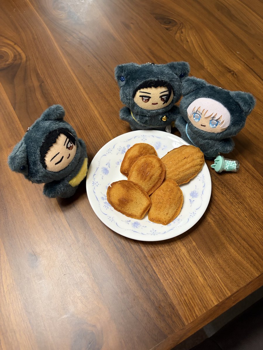 resurisuri's tweet photo. 夜中にちみけも達に見つめられ（補助監督）されながらフィナンシェを焼いた。もう少し腕を上げなさいと言われている気がする‥ https://t.co/sCl16zVHRF