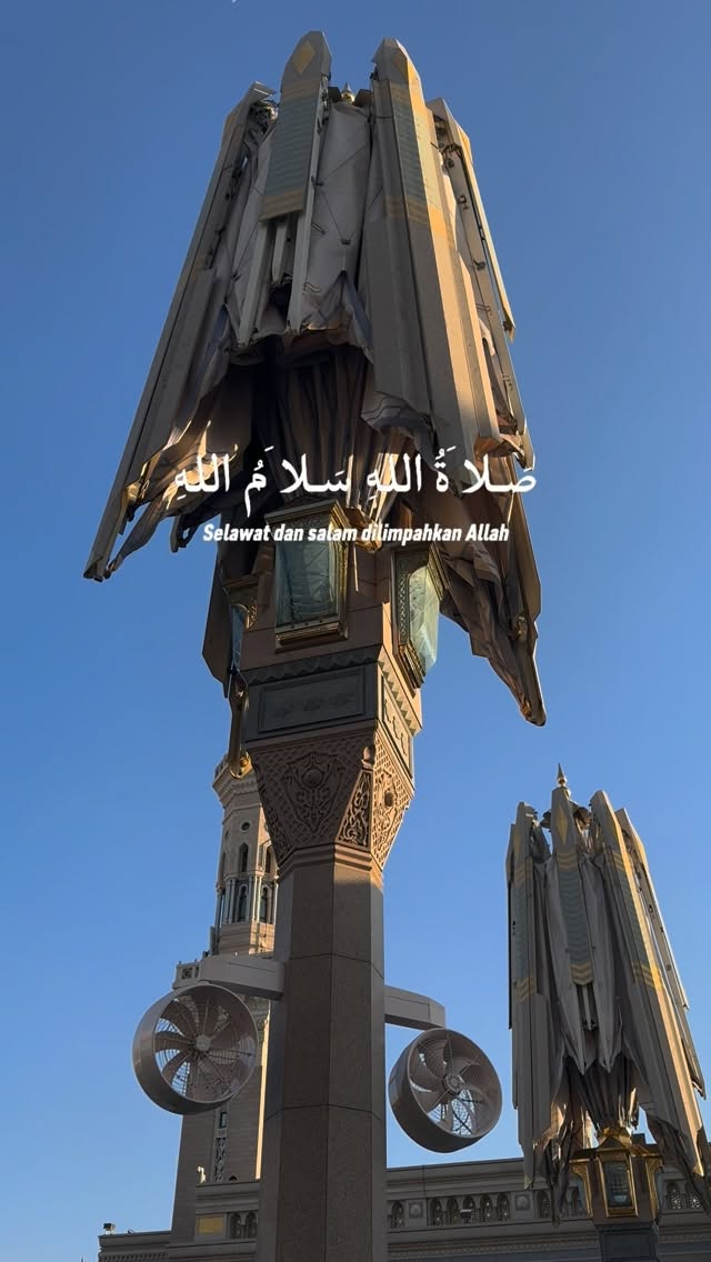 Sebastian9OD's tweet photo. Ada perjalanan yang kita rancang, ada yang Allah pilih untuk menyentuh hati. Di hadapan Baitullah, penat terasa kecil dan doa begitu dekat. Semoga Allah rezekikan kita menjadi tetamu-Nya. Aamiin Ya Rabbal ‘Alamin. https://t.co/2rlD9rKfWC