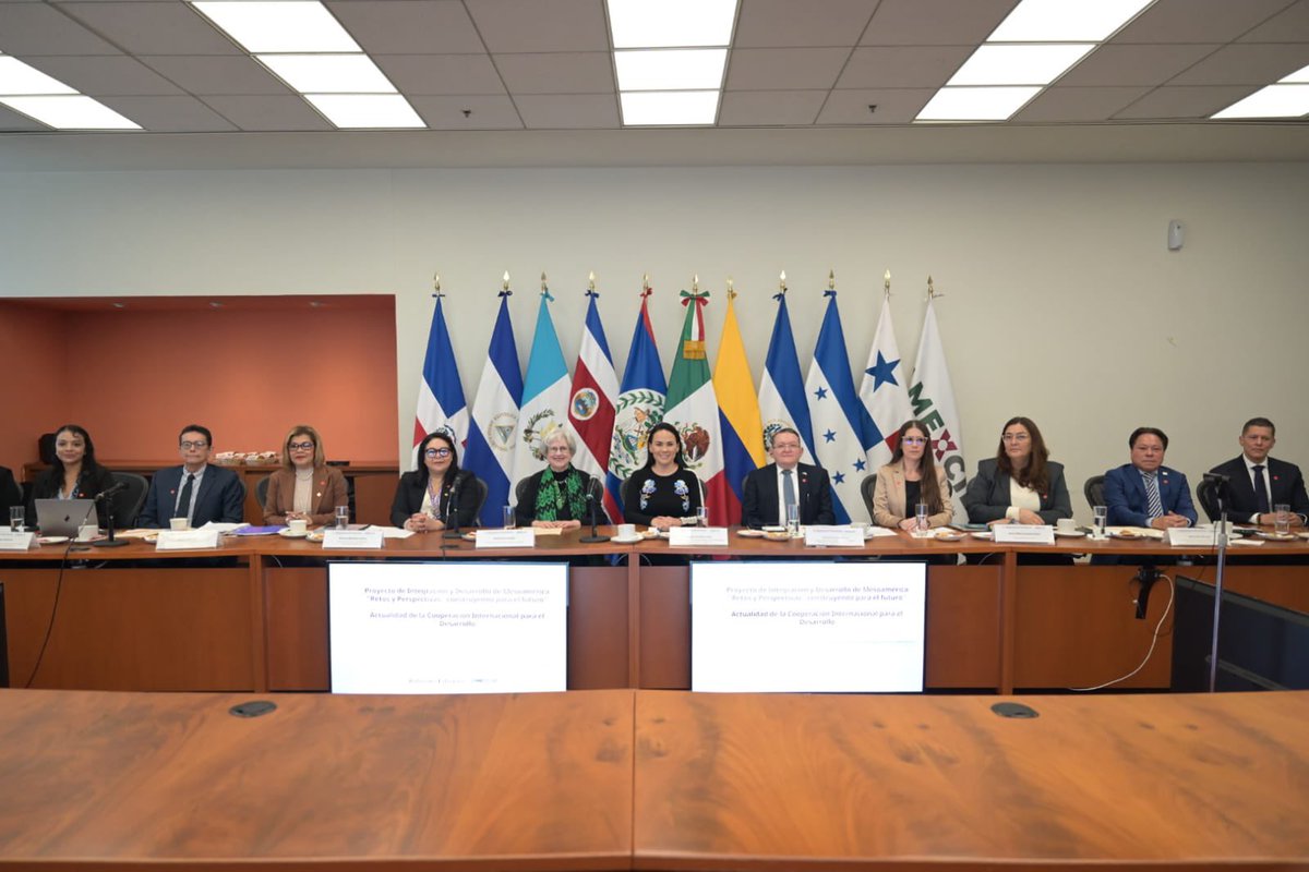 AlejandraDMV's tweet photo. El Proyecto Mesoamérica conecta a nuestros países para impulsar soluciones conjuntas en salud, seguridad alimentaria, energía y prevención de desastres.

Desde la @AMEXCID, México reúne a representantes de Belice, Colombia, Guatemala, Honduras y República Dominicana para fortalecer este mecanismo, definir nuevas prioridades y convertir la cooperación regional en resultados que mejoren la vida de nuestros pueblos.

El desarrollo de nuestra región es una responsabilidad compartida y una oportunidad para construir un futuro con mayor bienestar y prosperidad.