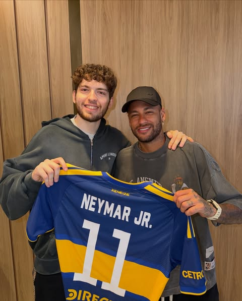 la12tuittera's tweet photo. ▶️El ENCUENTRO que esperó toda Latinoamérica unida: @DavooXeneizeJRR y @neymarjr.

✅Davo le entregó la 11 de #Boca con el nombre de Ney. 💙💛💙

✅🇧🇷El astro brasileño le regaló la 10 de la Scratch con firma y dedicatoria, al museo. https://t.co/7a7GRCr4Jc