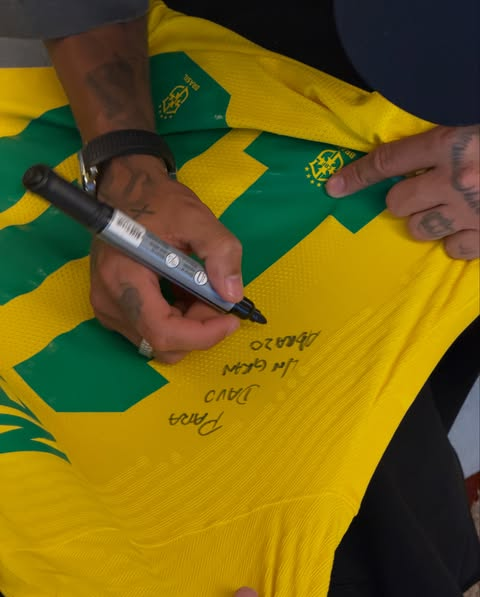 la12tuittera's tweet photo. ▶️El ENCUENTRO que esperó toda Latinoamérica unida: @DavooXeneizeJRR y @neymarjr.

✅Davo le entregó la 11 de #Boca con el nombre de Ney. 💙💛💙

✅🇧🇷El astro brasileño le regaló la 10 de la Scratch con firma y dedicatoria, al museo. https://t.co/7a7GRCr4Jc