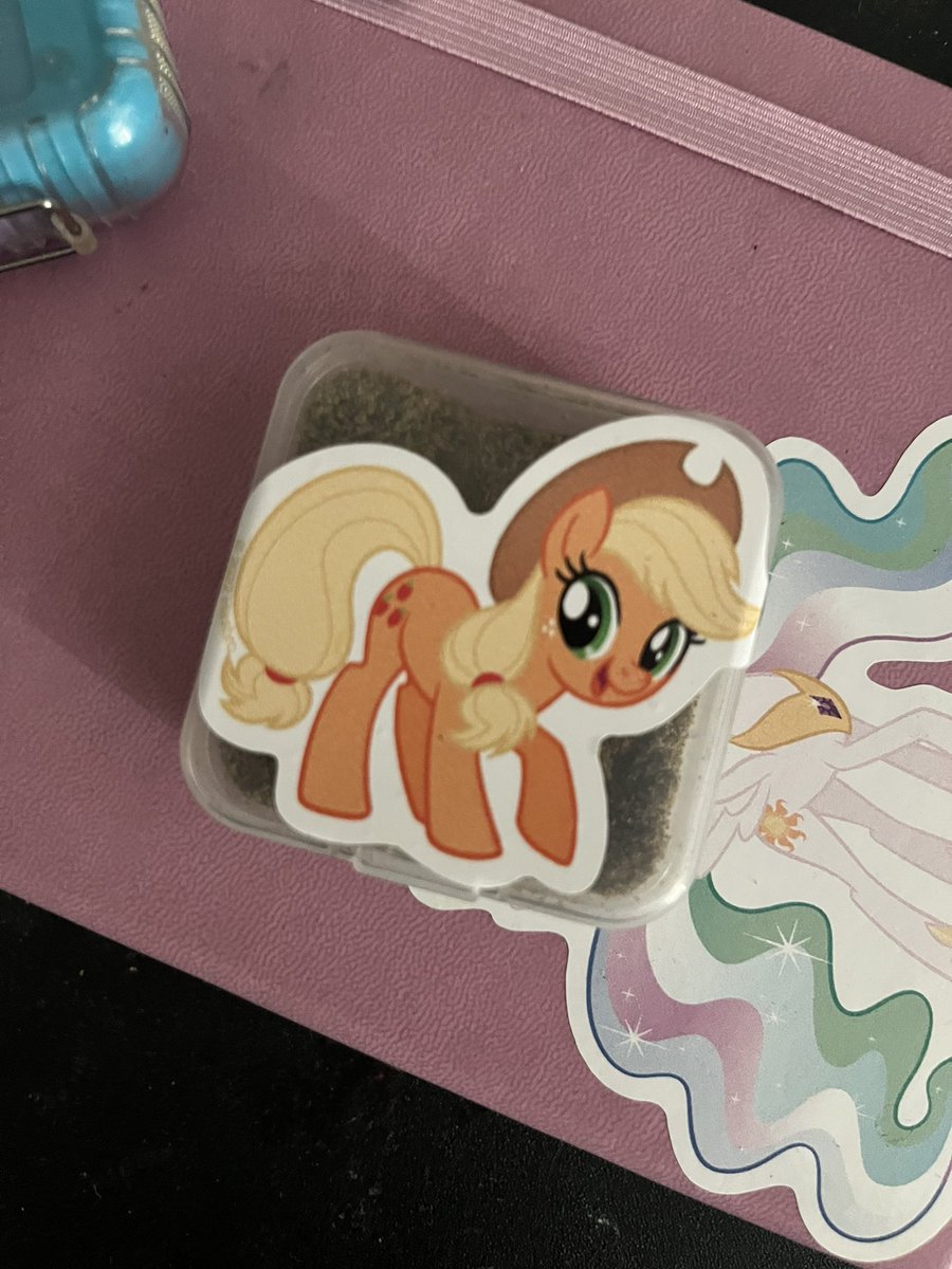 luigiincatatire's tweet photo. I asked applejack if she smoked weed and she said, “of course I do sugar cube! How else do you think I manage to work on the orchard for hours a day!” https://t.co/kcOEsaZ2cG