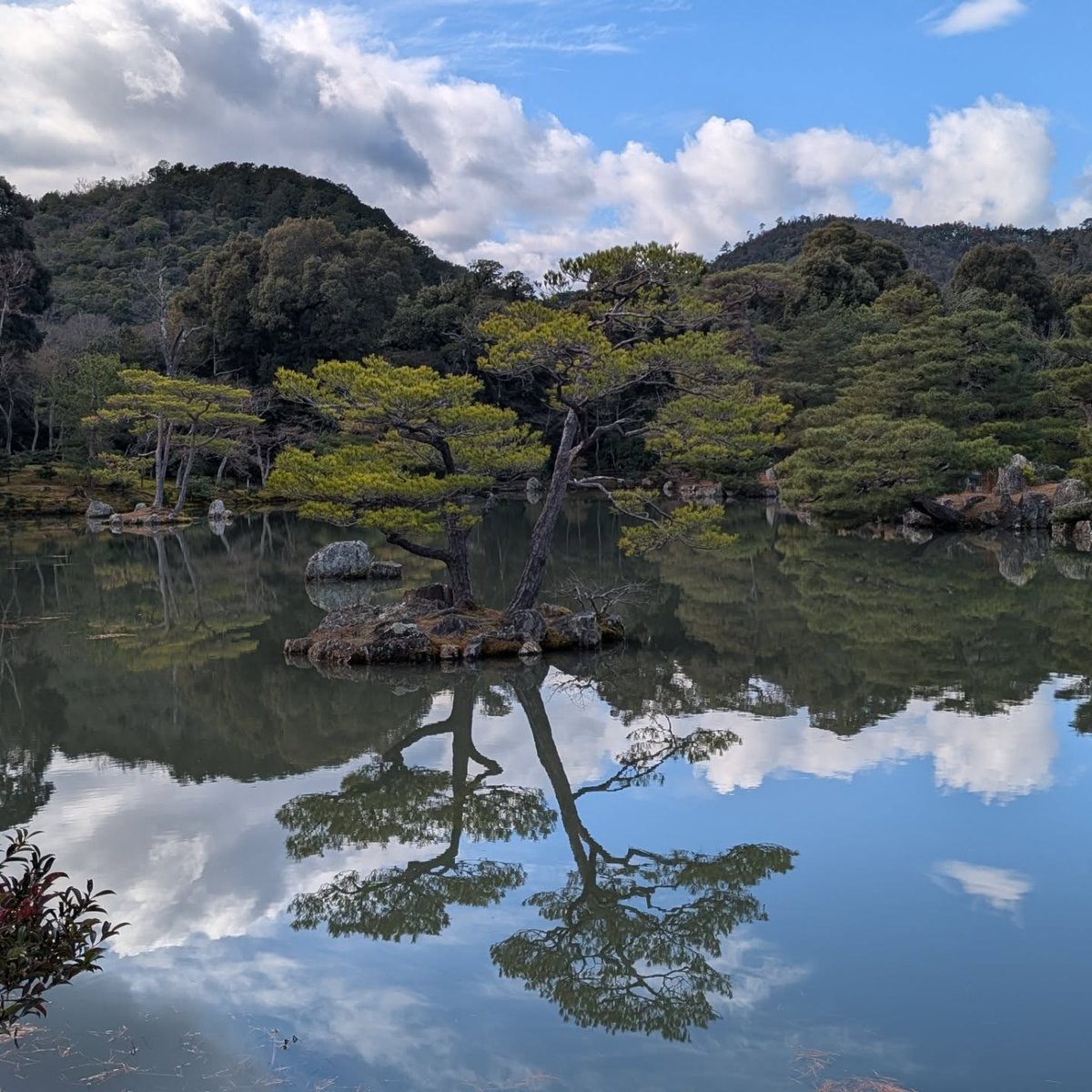 TimothjHintoyyP's tweet photo. Kinkaku-ji Temple, Kyoto, Japan: a timeless masterpiece of gold, water, and Zen serenity. https://t.co/32G4oL2rW8