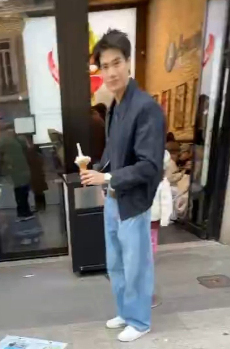 PinkGlitters_'s tweet photo. Spotted the cat with Ice cream 🍦 https://t.co/ETWDOtFLZ9