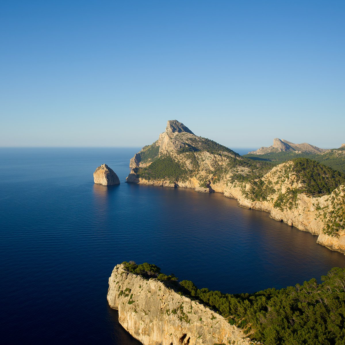 andresleon0's tweet photo. Wo Licht auf Felsen trifft und der Wind Geschichten erzählt, verliert Zeit ihre Bedeutung. Cap de Formentor: zerklüftete Küste, flackerndes Blau, Schatten und Sonne. Die Natur war heute der Künstler. https://t.co/vJm0DIV8KY