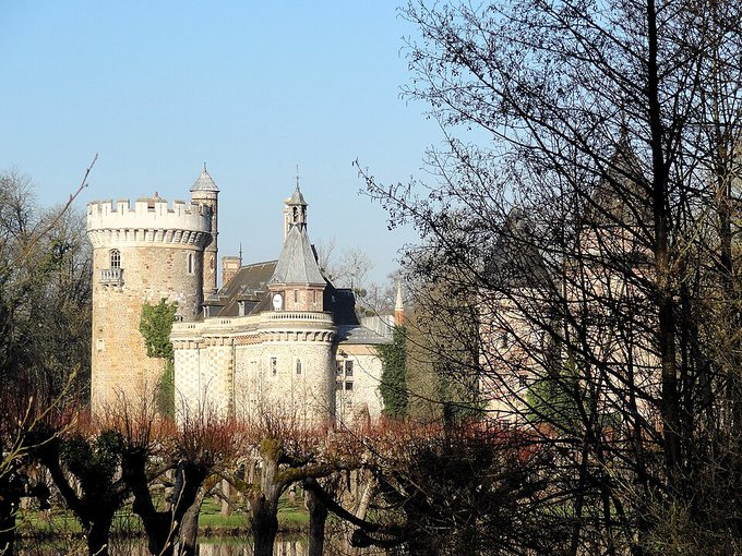 CLL49's tweet photo. Légendes des photos de l'Ill via Wikipédia
1 L'Iton au pied de la cathédrale d'Évreux
2 Le Vieux château de Condé-sur-Iton
3 L'L'Iton au pied de la cathédrale d'Évreux
4 Canards Colverts dans l'Iton à Évreux https://t.co/KhjYS5z7X0