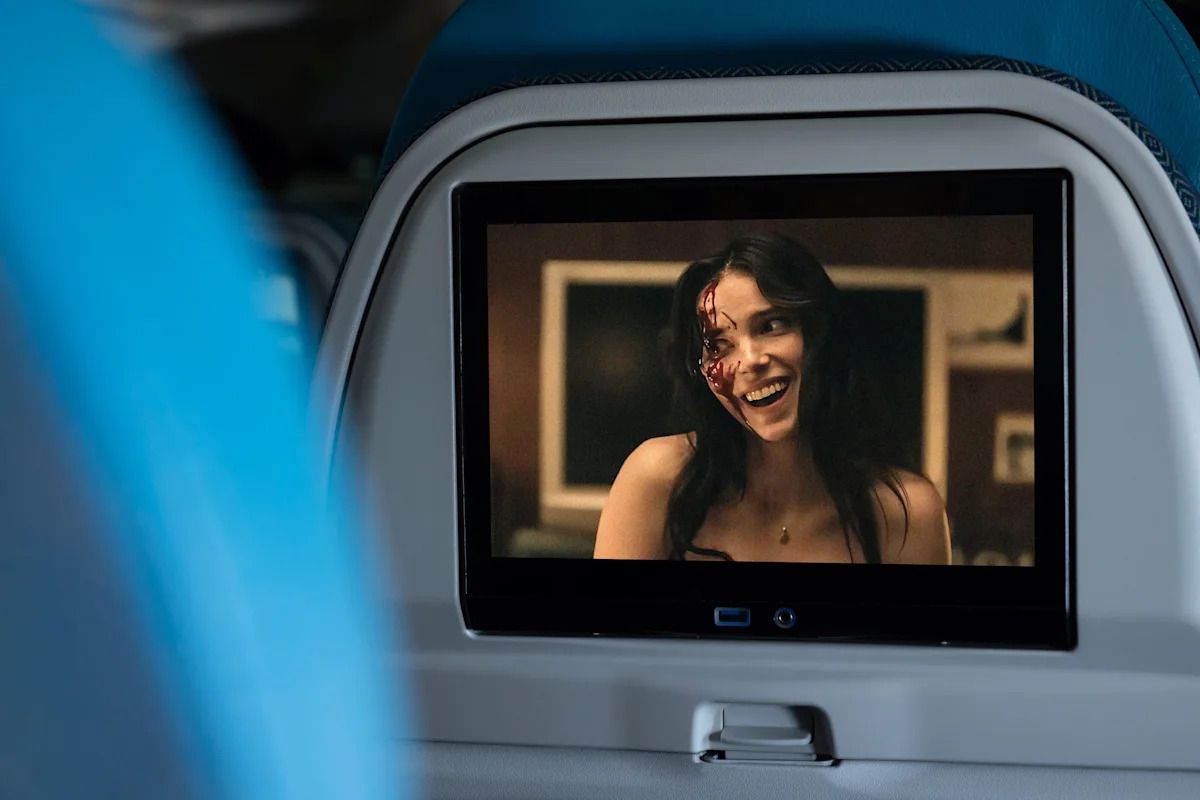 yahoolife's tweet photo. Travelers watching "Obsession" on planes are sharing their startled reactions online. Here's what etiquette experts say about choosing inflight entertainment — and minding your neighbors. https://t.co/qgoI5bYt1W https://t.co/y5iyRsHoxR
