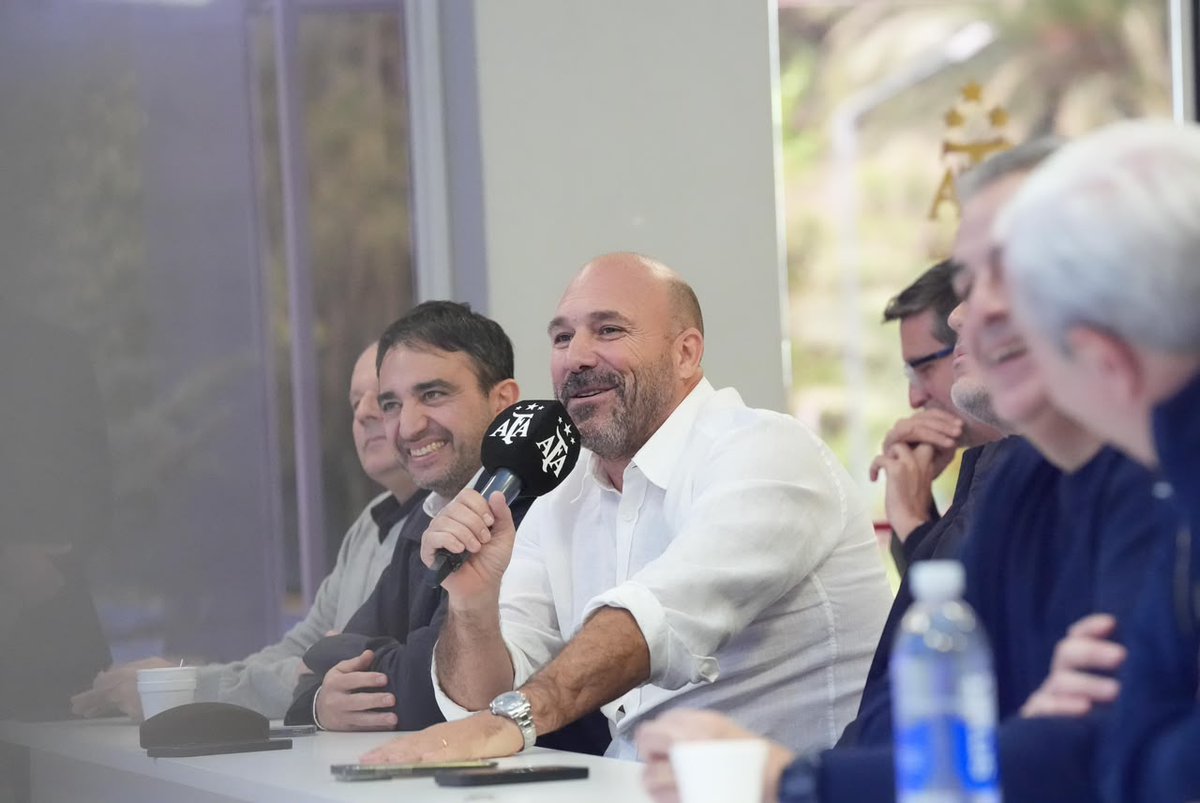 afa's tweet photo. #Institucional El Presidente Claudio Tapia encabezó esta mañana una nueva sesión de Comité Ejecutivo de la Asociación del Fútbol Argentino, en Ezeiza. https://t.co/ztGzLg7Kwn