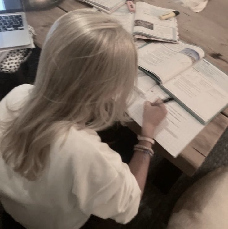 hvenlygarden's tweet photo. ㅤ
⋮ ⌗ ┆𝐦𝐨𝐝𝐞𝐫𝐧 .ᐟ 𝐚𝐮  ☕️ jean is deputy chief of police, working at the crime division mostly.  one of the youngest to get the position, following her mother’s steps. correct and extremely diligent, someone dedicated to her work and the community around her. 
ㅤ https://t.co/mmq8RKKqxr