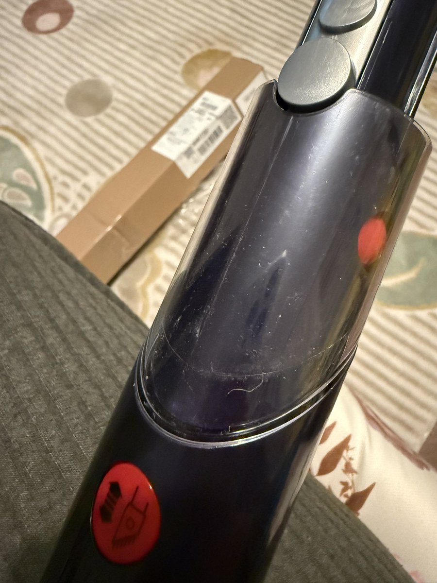 ekkoc7's tweet photo. @Dyson  siz de marka mısınız? O kadar para verip ürün alıyoruz. Yedek parça siparişi vermiştim. Gelen ürün darbeli ve kullanılmış. 2. El ürüne ben niye o kadar para veriyim? https://t.co/YXj5ESUadR