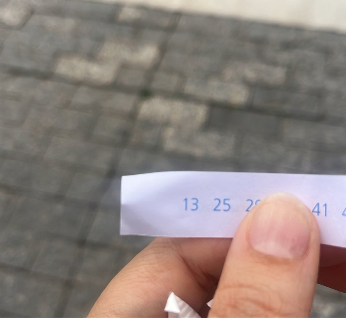 roletsx's tweet photo. qd vc pede um sinal divino e sai esses numeros no biscoito da sorte https://t.co/0KkUD4gpdH