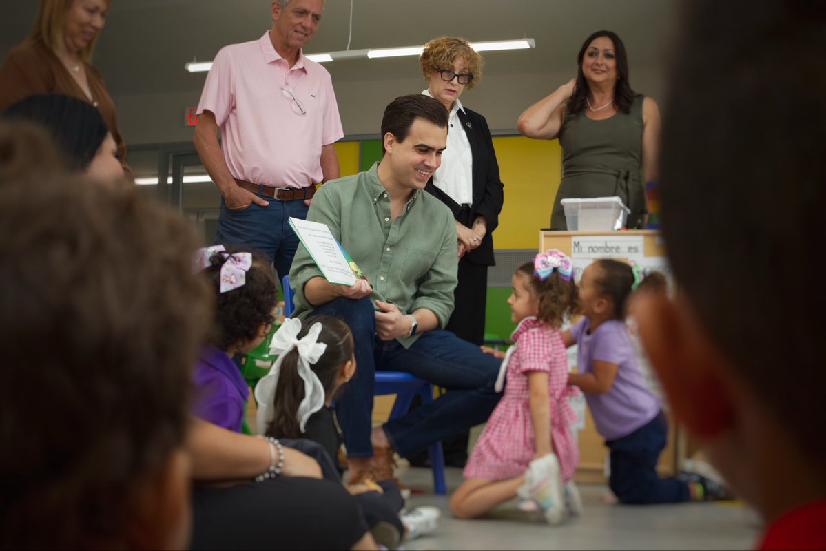 RepPabloJose's tweet photo. Hoy visité las facilidades de Head Start de New York Foundling Puerto Rico, en Coamo, junto al alcalde García Padilla y la representante Estrella Martinez. Destacamos los $477,267 que logramos asegurar en comité, para mejorar la seguridad y las instalaciones de centros como este.

También hubo tiempo para leerles a los más pequeños el cuento, El último coquí, del autor Juan Carlos Acevedo Gándara🇵🇷