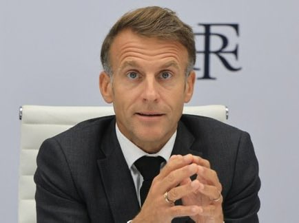 f_philippot's tweet photo. « Fin de mandat : 2,3 millions d'euros déjà prévus dans le Budget 2027 pour les futurs bureaux d'Emmanuel Macron » ! 🤦🏻‍♂️
(cf : https://t.co/2Rs2Ql4UTW)

On doit faire des économies ? Commençons par ça !
Il a largement les moyens de se payer lui-même ses bureaux, puisqu’il met déjà 5 millions de dollars dans le procès Brigitte contre Candace Owens…