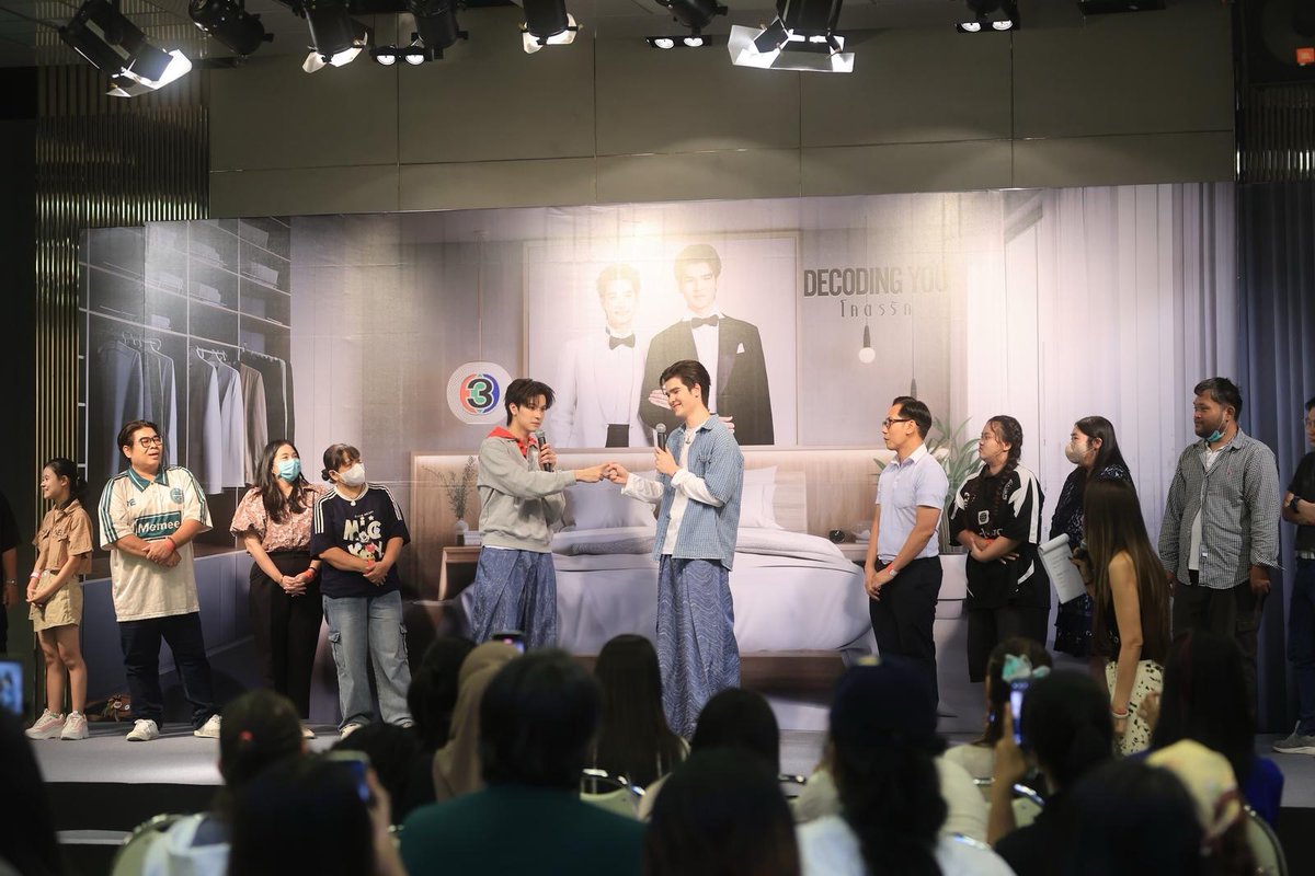 Entup2date's tweet photo. กรี๊ดจนระบบรวน! “ทาฆิ-เฟรนด์” เสิร์ฟความฟินทะลุจอ
ในงาน ‘Decoding You โคตรรัก Fin Meeting’ แฟนคลับวูบทั้งฮอลล์!

📧 https://t.co/ft0LzbdzIA

#ThakhiFriend #ทาฆิเฟรนด์
#DecodingYou #โคตรรัก
#DecodingYouโคตรรักFinMeeting https://t.co/URUZCTiOvm