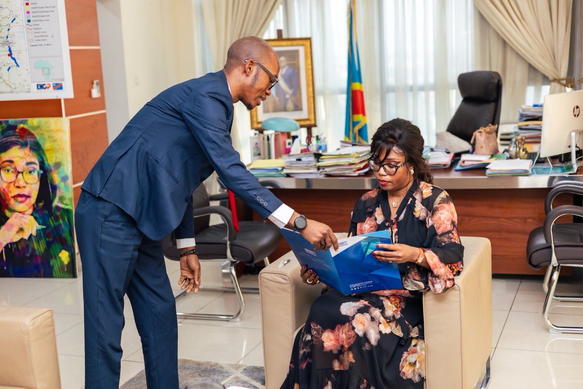 dieudotshibaTB's tweet photo. 🔴 Ce jeudi 22 octobre 2026, j’ai eu l'immense privilège d'être reçu en audience par Son Excellence Madame Acacia BANDUBOLA MBONGO [@bandubolambongo], Ministre d’État, Ministre des Hydrocarbures, dans son cabinet de travail.

Cette première rencontre m’a permis de lui présenter mes civilités ainsi qu’un mémo proposant des axes concrets pour renforcer la collaboration stratégique entre le Ministère des Hydrocarbures et AMICONGO SA.

Nos échanges ont notamment porté sur :

- La valorisation de l’expertise d’AMICONGO SA dans la représentation maritime, le transport routier, le dédouanement et le suivi logistique des produits pétroliers
- Le renforcement du suivi des flux d’approvisionnement en produits pétroliers
- L’amélioration de la collecte des données statistiques aux points de chargement et de déchargement
- Le développement de partenariats au service de la sécurité et de la traçabilité des approvisionnements

Je remercie Son Excellence Madame la Ministre d’État pour son accueil chaleureux, son écoute et la qualité de nos échanges.

AMICONGO SA reste pleinement disponible pour accompagner les initiatives du Gouvernement visant à renforcer la performance et la souveraineté de la République Démocratique du Congo dans le secteur des hydrocarbures.

#FaireSaPart