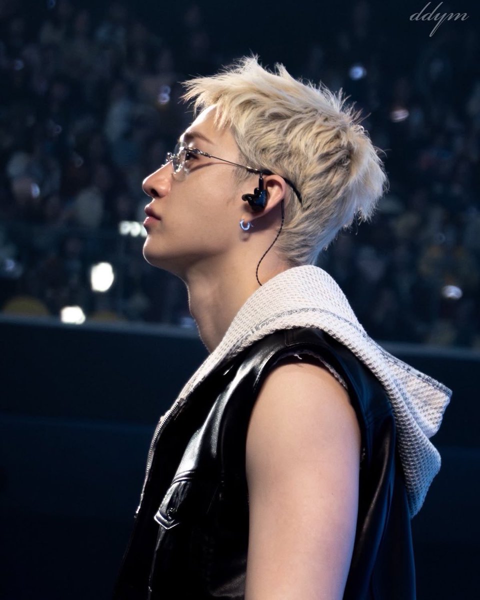 chanbochechas's tweet photo. @pinknoir_4 @attractedtzuyou the jawline he wishes for: https://t.co/DXVtXDwvbv