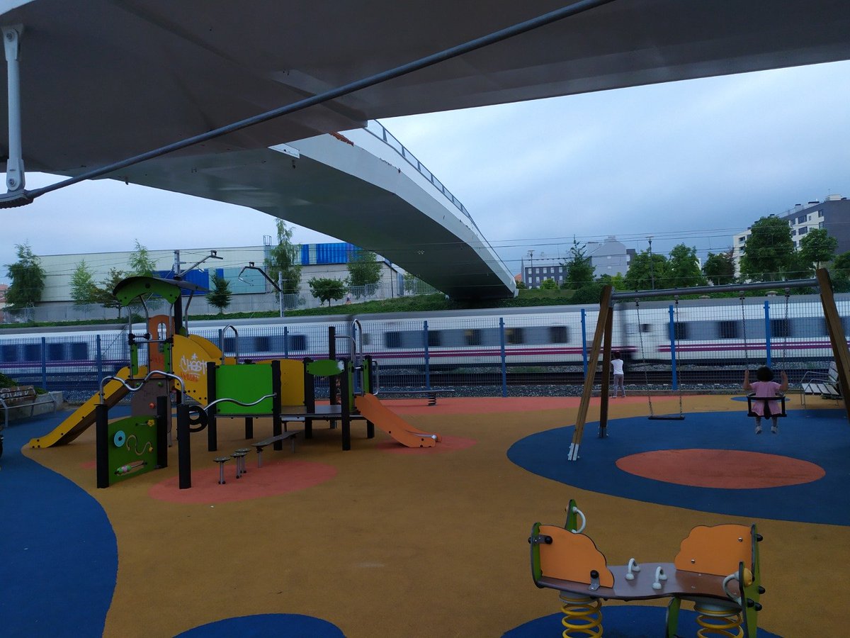 GasteizBatu's tweet photo. Hola @metxebarria_vg:

Parques, colegios y viviendas al lado de las vías del tren también es cuidar y mejorar la ciudad?
#soterramientovitoria https://t.co/J5NVWzOPcd