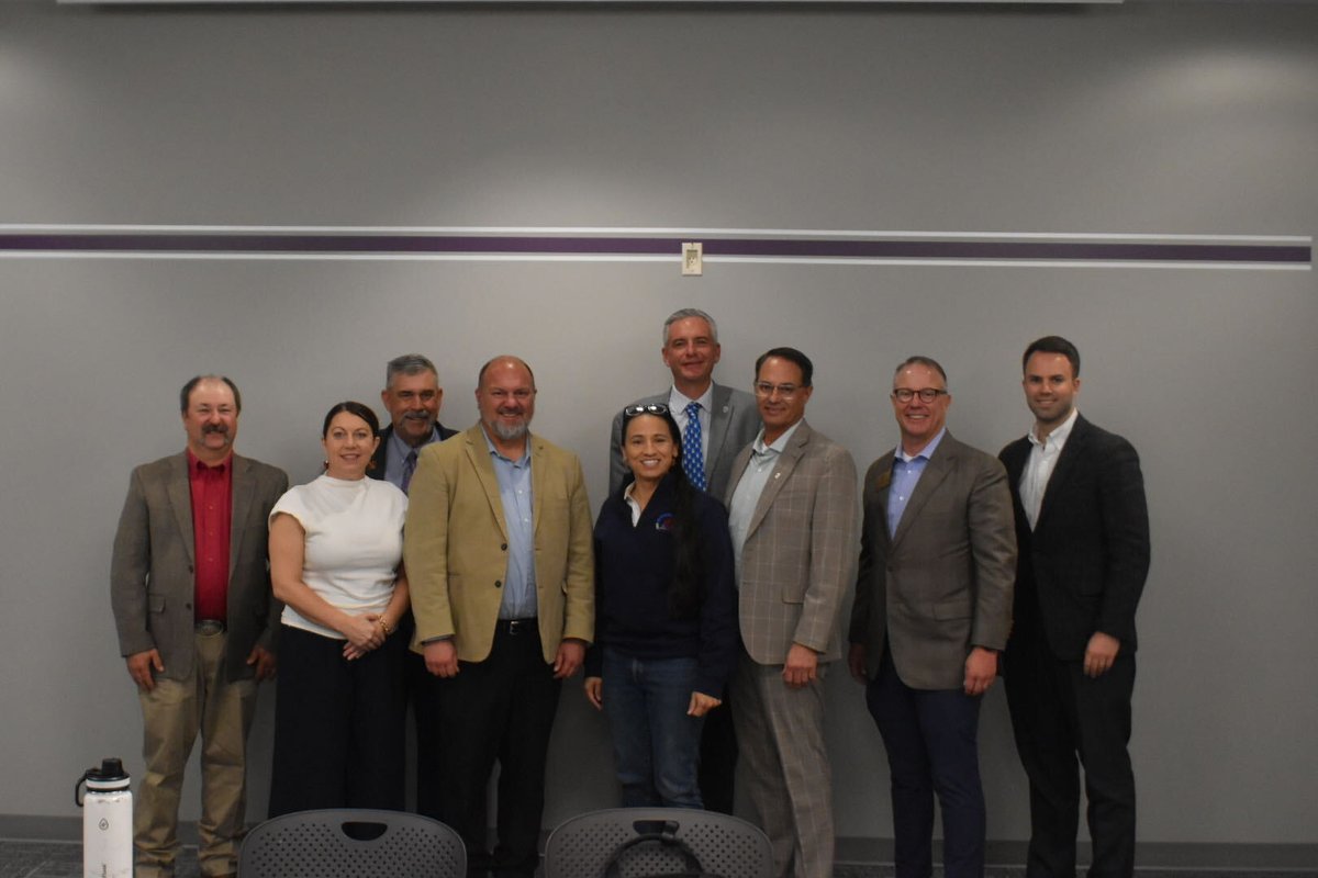RepDavids's tweet photo. KS exports $3B in ag products to Canada &amp; Mexico each year, but the current admin has put those trade relationships in jeopardy. Our farmers pay the price.

I just got to join @KSFarmBureau and @FarmersforTrade to talk about long-term trade stability. https://t.co/kMNMUJwE46