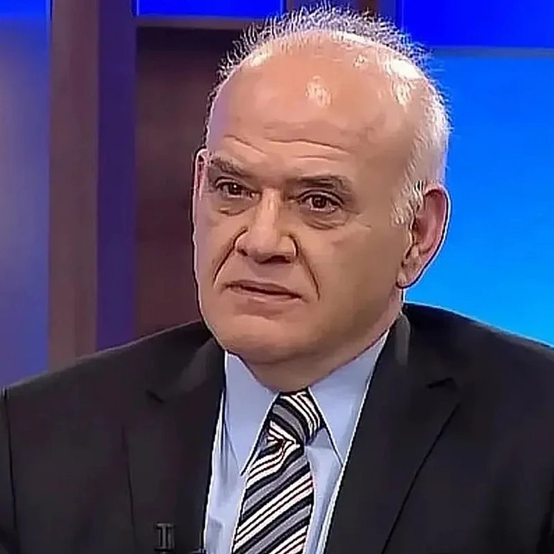 beehaber's tweet photo. Ahmet Çakar, isim benzerliği yüzünden Azerbaycan'ın ülkeye girişini yasakladığı kişiler arasında gösterilmesini anlattı:

🔹 “Dün evde oturuyordum, kahve içiyordum. Ayaklarımı da sehpanın üzerine uzatmıştım.”

🔹 “Televizyonda spiker, ‘Azerbaycan 30 Türk vatandaşını persona non grata, yani istenmeyen adam ilan etti ve ülkeye girişlerini yasakladı’ dedi.”

🔹 “Hep muhafazakâr kesimden insanlar, akademisyenler falan...”

🔹 “‘Ahmet Çakar, eski hakem, futbol yorumcusu’ dedi. Ekranda kendi resmimi gördüm!”

🔹 “Bir baktım, ben ve Fatih Erbakan yan yanayız!”

🔹 “Dedim ki ‘Fatih Erbakan'la bu listede benim ne işim var?’”

🔹 “O sırada telefonlar başladı çalmaya, elimde pır pır ötüyor.”

🔹 “Ulan olayı anlamaya çalışıyorum, ben Azerbaycan'la ilgili hiçbir şey konuşmadım ki!”

🔹 “Sonra uyandım. Meğer Akit'te yazan eski MHP milletvekili Ahmet Çakar varmış, onunla beni karıştırmışlar.”

🔹 “35 sene önce de yine o Ahmet Çakar yüzünden evime haciz gelmişti benim!”

🔹 “Düşün, annem arıyor: ‘Oğlum, senin Azerbaycan'la ne işin var?’ diyor.”
