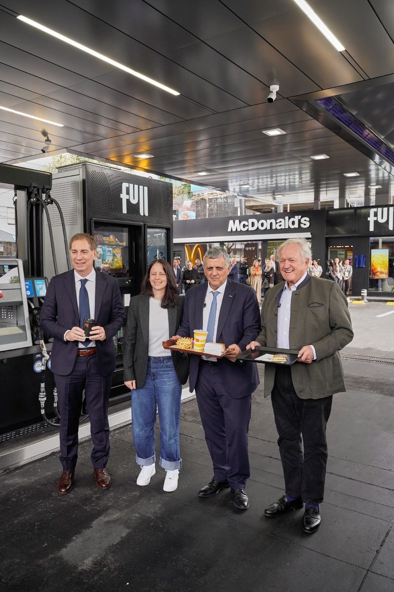 soledadmartinez's tweet photo. La primera YPF Black + McDonald’s del país, está en VL. Dónde si no? 
Felicitaciones y gracias a @YPFoficial y @McDonalds_Ar 🤜🏻🤛🏼 https://t.co/wllAqK9JGH