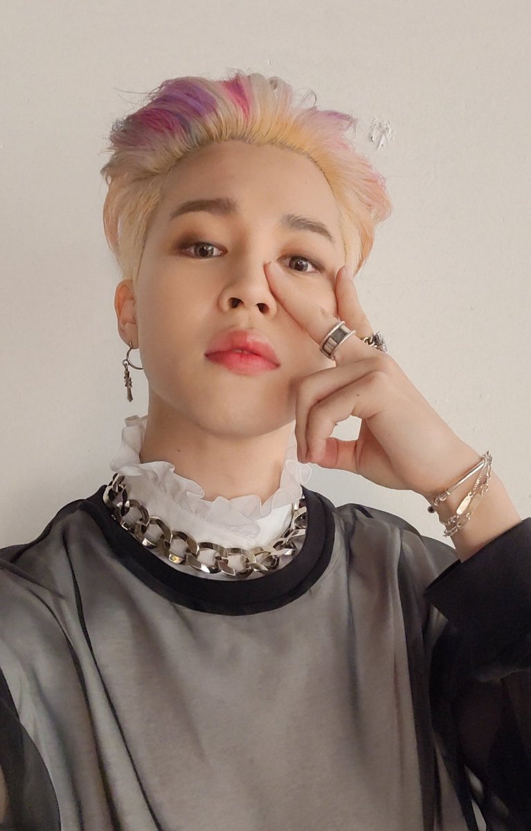 joanneOOT7's tweet photo. Post a picture from the era you discovered BTS 💜

 #ArmyLoveBTSandBTSLovesArmy https://t.co/QPxlrcfCKE