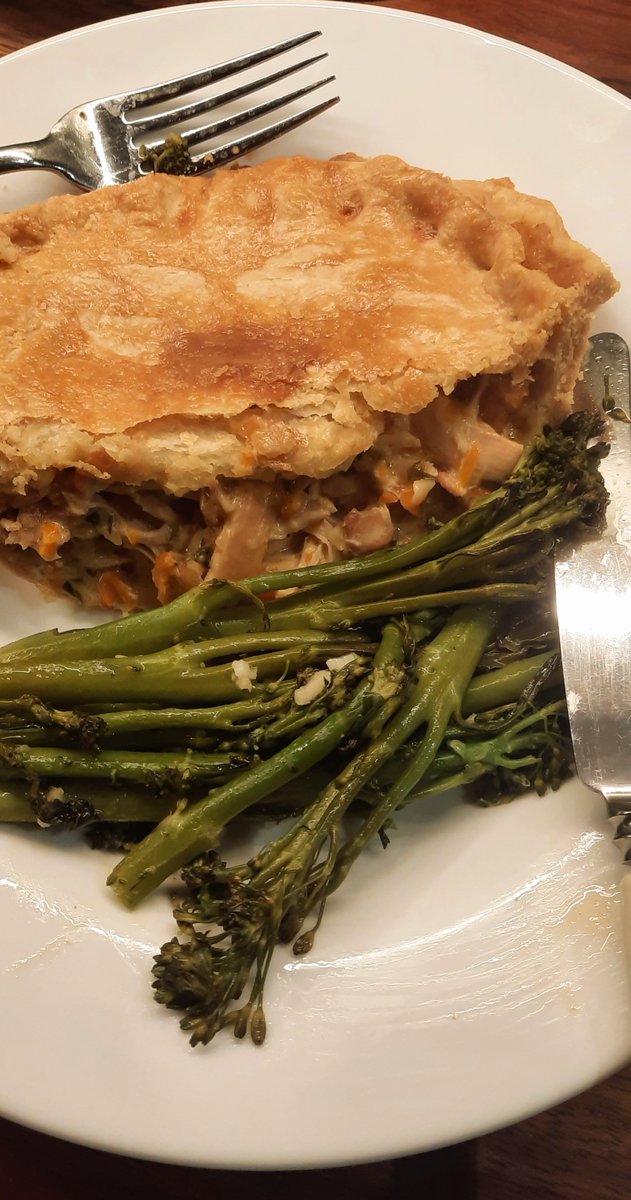 Pinkles6's tweet photo. Chicken Bacon pie with sautéed garlic broccoli. Pastry, frolic acid free, made with half butter/ half lard. And I must say this was the best pastry I have ever made. I guess the new flour does it. https://t.co/MTkVzu0dHT