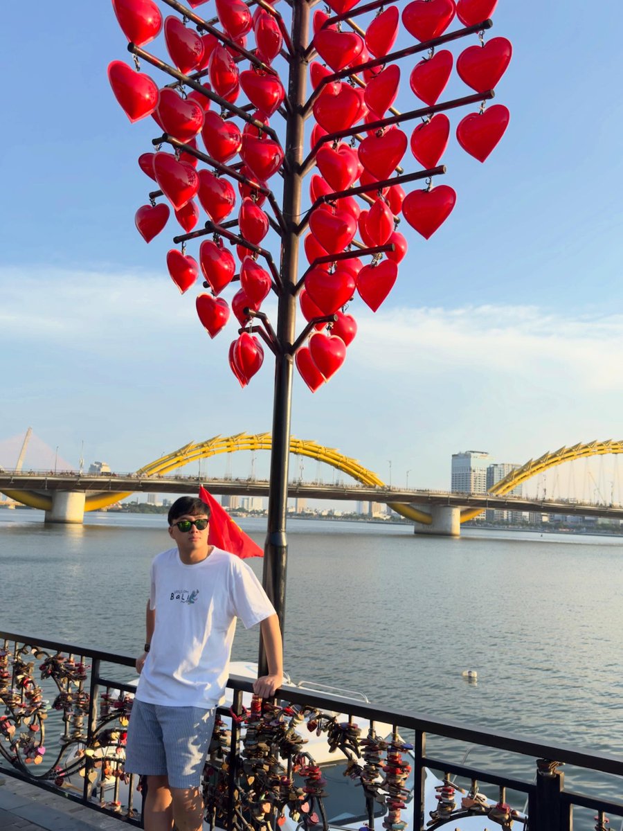 NallelyMoxxa06's tweet photo. Man sagt, wenn du hier ein Schloss hinhängst, bleibt die Liebe für immer. Mission erfüllt mit Blick auf die Drachenbrücke. https://t.co/FsLSsRhCSb